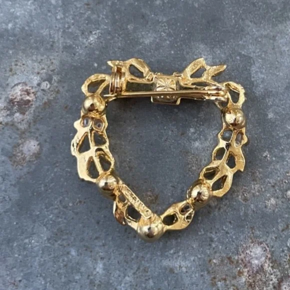 Vintage gold tone Heart Wreath Brooch w/ faux pearls - Picture 2 of 2